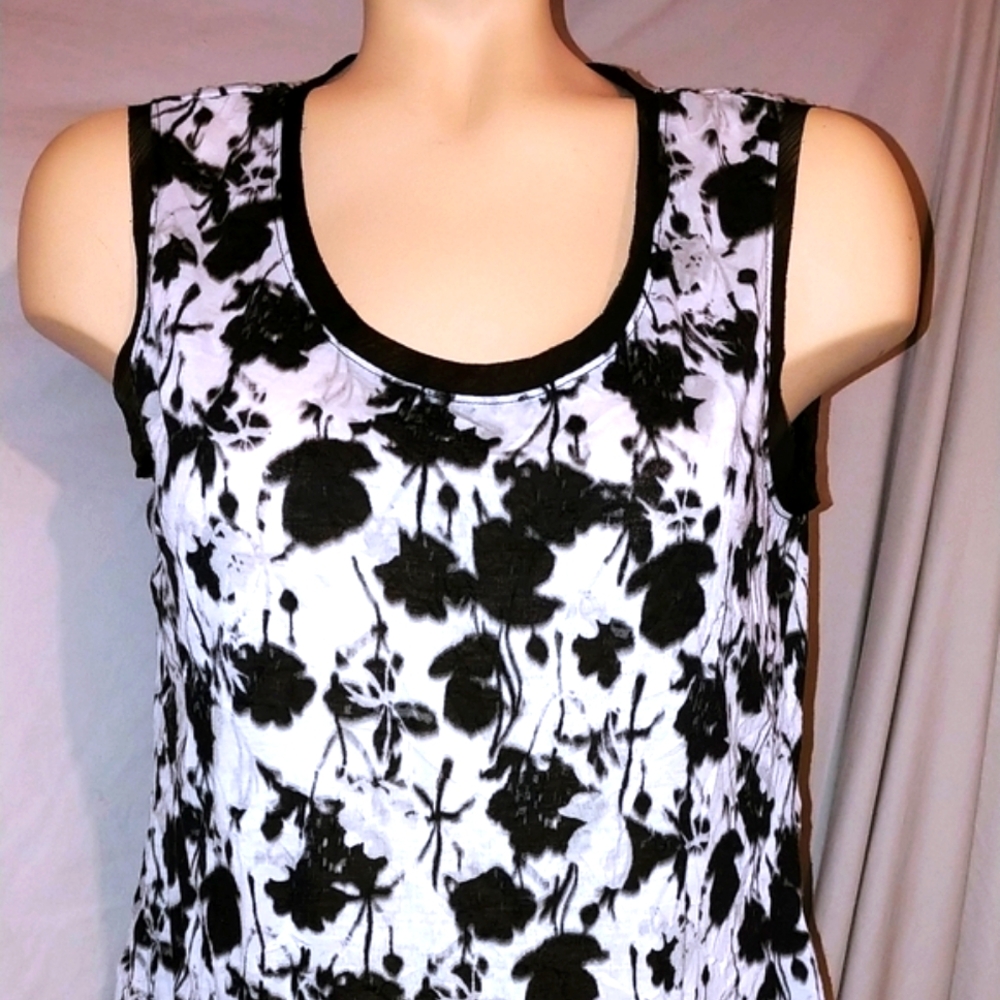 Vera Wang Black floral tank top